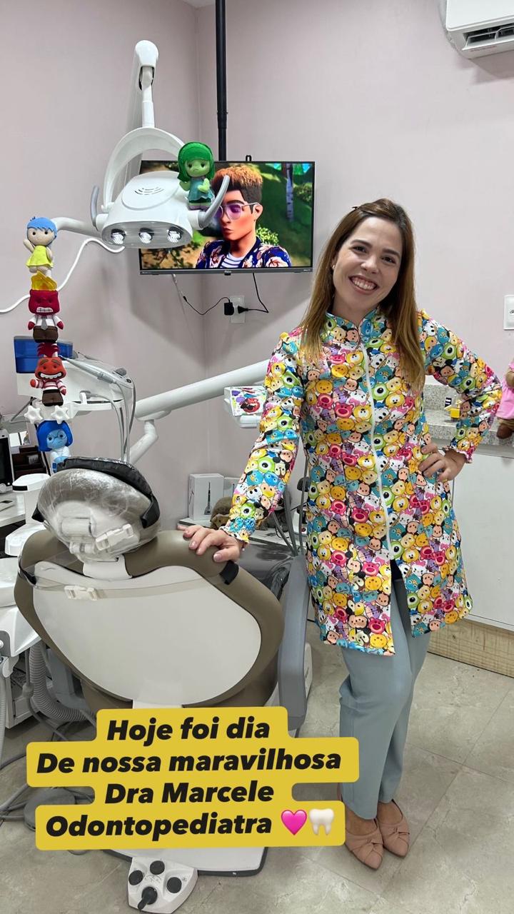 Marcele Walmsley com jaleco de circo